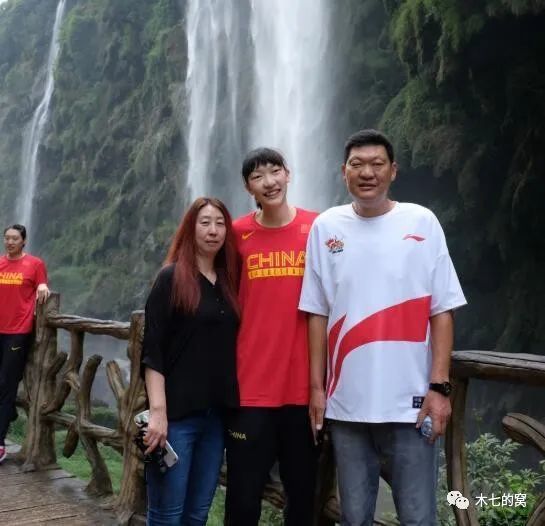 海报色泽鲜艳，金色的流光溢彩不断地在女侠身上和背景处闪耀